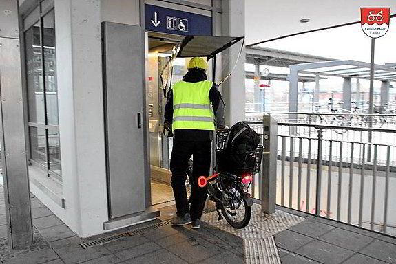 Barrierefrei transportiert Sie der Fahrstuhl samt E-Bike. Lauda_Bahnhof-2