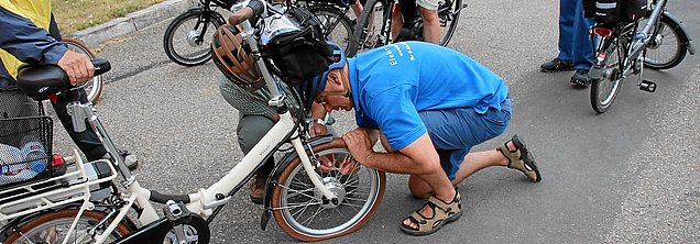 E-Bike Service Reifenpanne beheben Unseren E-Bike Kunden geben wir Ihnen wertvolle Tipps, wie sie unterwegs eine Reifenpanne selbst beheben können!