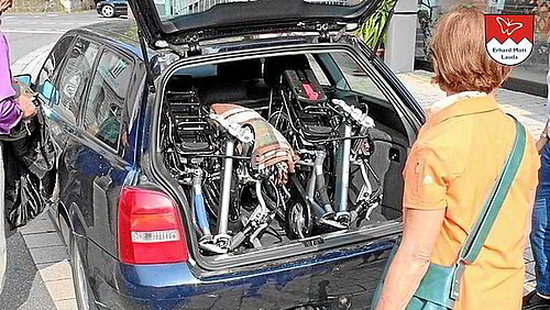 Zwei Vitali Elektroklappräder im PKW-Kofferraum verstaut Frau verstaut zwei gefaltete Vitali Elektroklappräder im PKW-Kofferraum – platzsparender Transport dank kompakter Faltung.