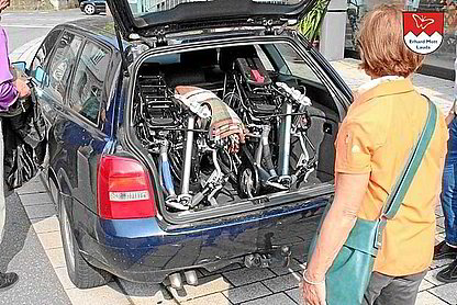 Zwei Vitali TOUR E-Klappräder im Kofferraum Zwei Vitali TOUR E-Klappräder im Kofferraum