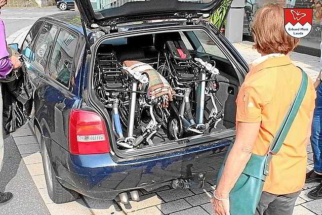 Zwei Vitali TOUR E-Klappräder im Kofferraum Zwei Vitali TOUR E-Klappräder im Kofferraum
