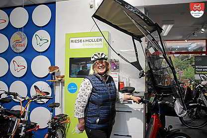 nach der ersten Veltop Probefahrt! Gabi lacht ohne Maske - nach der ersten Veltop Probefahrt!