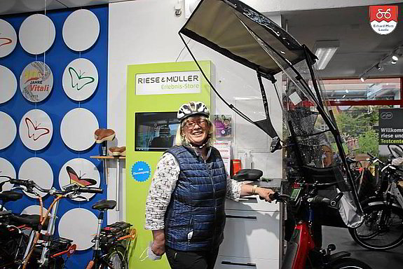 nach der ersten Veltop Probefahrt! Gabi lacht ohne Maske - nach der ersten Veltop Probefahrt!