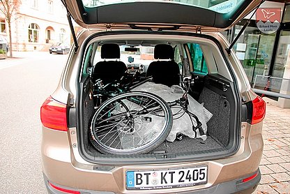 Das Tauber-Rad E-Tandem geteilt im VW Tiguan Kofferraum. Das Tauber-Rad E-Tandem geteilt im VW Tiguan Kofferraum. Das Vorderrad wurde mit einem Handgriff ausgebaut und daneben gelegt