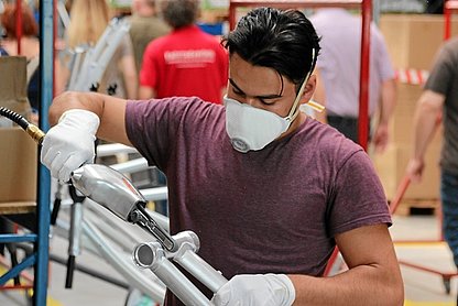 Tauber-Rad Rahmen die Tauber-Rad Rahmen werden in Deutschland vor der Pulverbeschichtung manuell bearbeitet. Ein Arbeitsgang, der normalerweise in Fernost stattfindet.