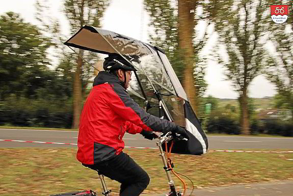 Veltop Allwetter-Verdeck Das Veltop Allwetter-Verdeck besteht aus der Plane, dem Windschild und dem Ablagekorb. In dieser Kombination sind Sie flexibel und können das System immer an die jeweilige Situation anpassen. Die neue verbesserte Version ab 2021 mit optimiertem Hand-, Arm- und Beinschutz.