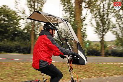 Veltop Allwetter-Verdeck Das Veltop Allwetter-Verdeck besteht aus der Plane, dem Windschild und dem Ablagekorb. In dieser Kombination sind Sie flexibel und können das System immer an die jeweilige Situation anpassen. Die neue verbesserte Version ab 2021 mit optimiertem Hand-, Arm- und Beinschutz.