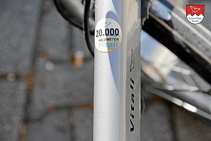 Plakette 20.000 km König Vitali Elektroklapprad Unsere Vitali Kilometer-Könige bekommen eine Plakette verliehen.