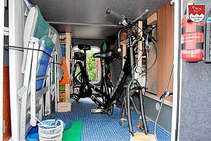 E-Tandem in der WoMo Garage Wem das Teilen des E-Tandem zu umständlich ist, kann es auch in die WoMo Garage stellen und das Vorderrad mittels Excenterhebels ruck zuck ausbauen..