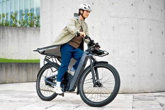 Riese & Müller Homage – tiefer Einstieg und sicheres Handling Mann oder Frau fährt ein Riese & Müller Homage mit tiefem Einstieg – komfortables E-Bike für sicheres Auf- und Absteigen im Alltag