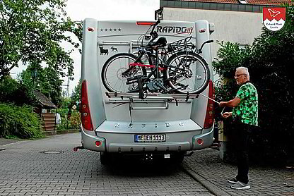 E-Tandem teilbar am WoMo Heckträger Lift Die beiden leichten E-Tandem Teile werden am Heckträger Lift befestigt und locker nach oben gekurbelt