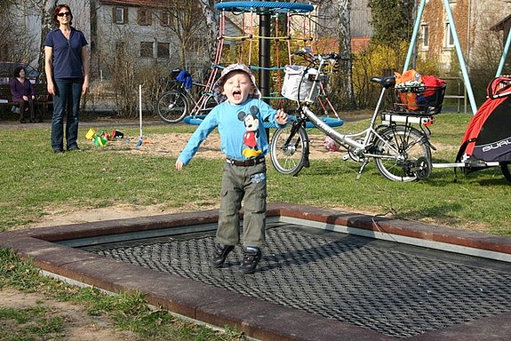 Oma Claudia mit Enkele Nikolas auf dem Grünsfelder Spielplatz Oma Claudia mit Enkele Nikolas auf dem Grünsfelder Spielplatz