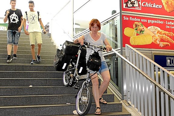 E-Klapprad Bahnhoftreppen Das Vitali E-Klapprad lässt sich auch mit schwerem Gepäck über Bahnhoftreppen rollen