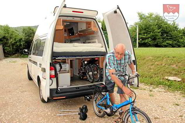 Vitali E-Klapprad am Wohnmobil Vitali E-Klapprad vor einem Wohnmobil beim Transport auf Reisen