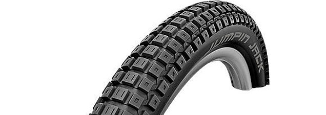 Den Geländereifen Schwalbe Jumpin Jack gibt es in 54 und 57mm Breite. Erstaunlich sind sein geringer Rollwiderstand und Laufruhe. Das geringe Gewicht von nur 640/770gr. deuten auf die hohe Materialqualität hin. Schwalbe Jumpin Jack in 54 und 57mm Breite