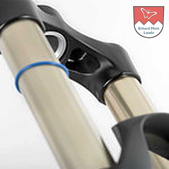 Die 34mm Standohre der Federgabel Suntour Aion LO-R Air. Der blaue Gummiring dient zur Justierung der richtigen Federhärte Die 34mm Standohre der Federgabel Suntour Aion LO-R Air. Der blaue Gummiring dient zur Justierung der richtigen Federhärte