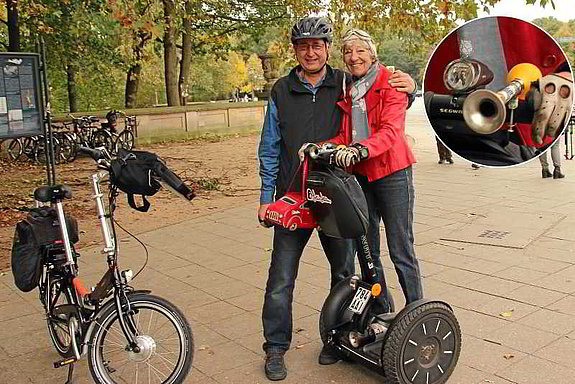 Erhard Mott + Heidi Hetzer in Berlin Erhard Mott + Heidi Hetzer in Berlin begegnen sich in Berlin. Beide haben für sich die ideale Mobilitätslösung gefunden. Erhard Mott sein Vitali Elektroklapprad, Heidi Hetzer ein Segway. Leider ist das Berliner Original Heidi Hetzer 2019 verstorben.