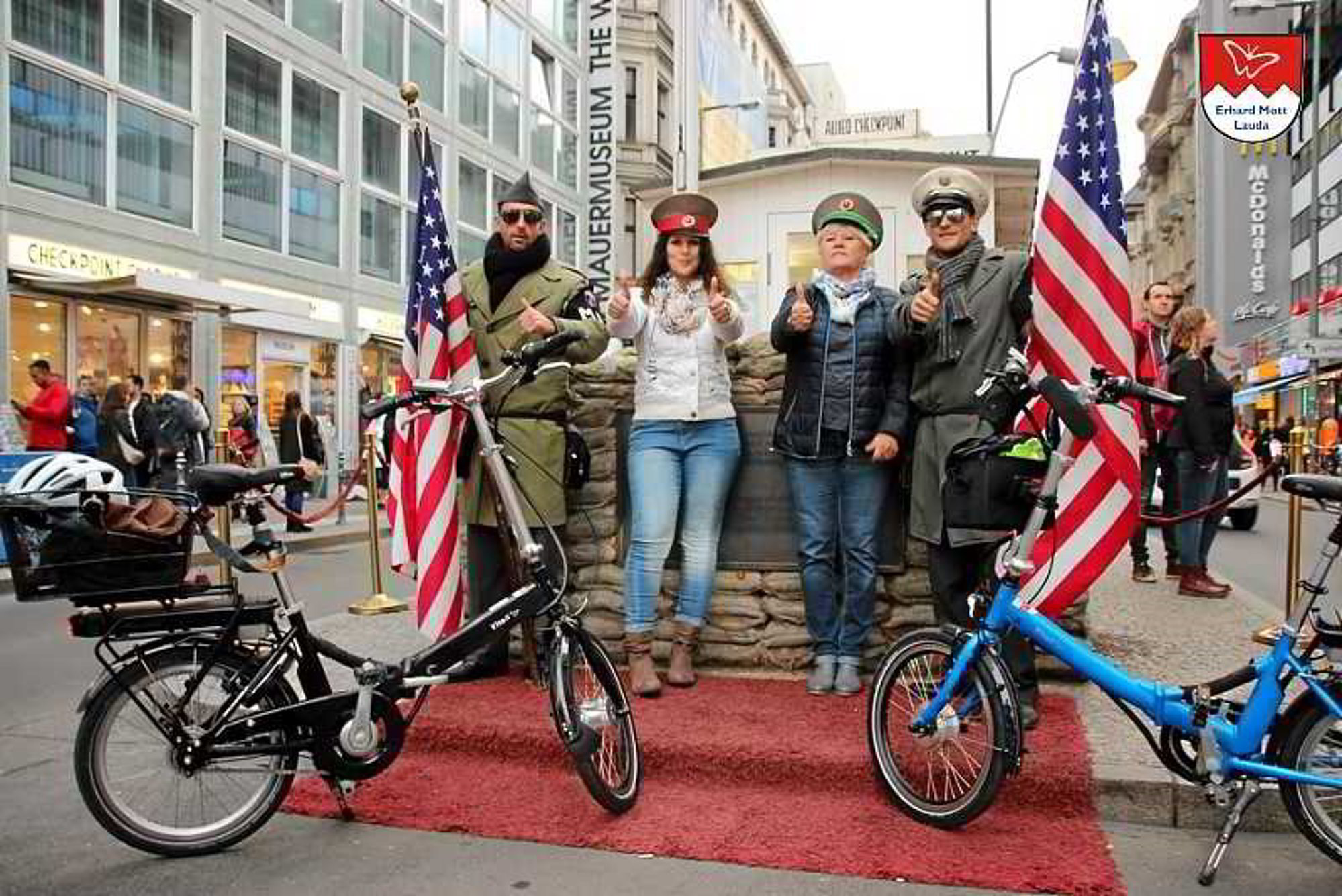 Checkpoint Charlie E-Bike Wir dürfen den Checkpoint Charlie mit unseren Vitali E-Bikes passieren.