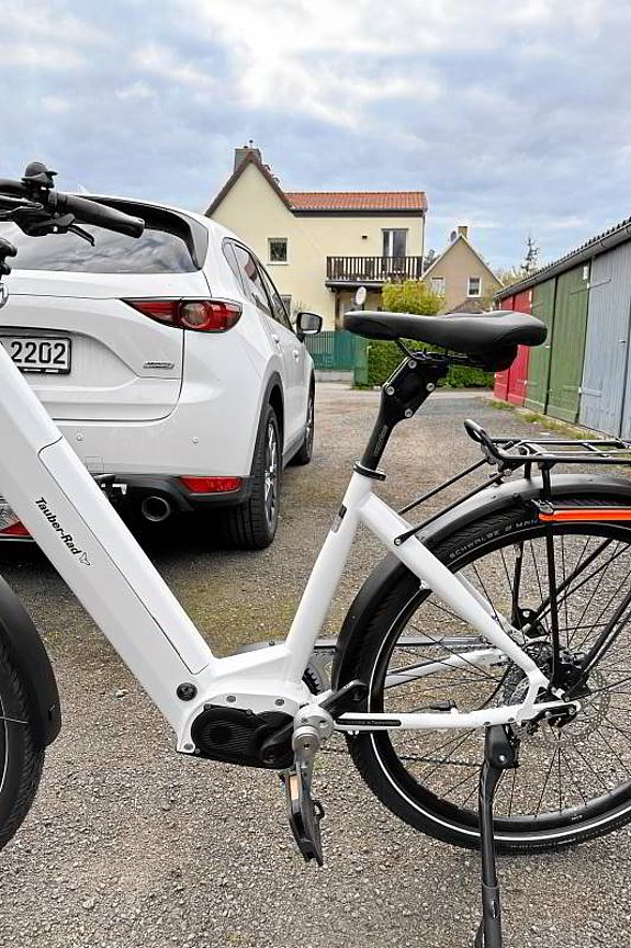 An diesem E-Bike Tauber-Rad CROSSOVER mit BROSE 90 Nm Mittelmotor wurde eine Pendelkurbel montiert. An diesem E-Bike Tauber-Rad CROSSOVER mit BROSE 90 Nm Mittelmotor wurde eine Pendelkurbel montiert.