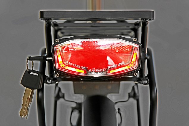 Das permanent brennende Vitali Elektrofaltrad-Rücklicht hat schon oft Fahrer/innen Gesundheit und Leben gerettet, ohne dass sie es gemerkt haben... Das permanent brennende Vitali Elektrofaltrad-Rücklicht hat schon oft Fahrer/innen Gesundheit und Leben gerettet, ohne dass sie es gemerkt haben...