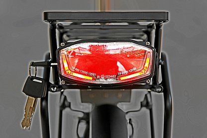 Das permanent brennende Vitali Elektrofaltrad-Rücklicht hat schon oft Fahrer/innen Gesundheit und Leben gerettet, ohne dass sie es gemerkt haben... Das permanent brennende Vitali Elektrofaltrad-Rücklicht hat schon oft Fahrer/innen Gesundheit und Leben gerettet, ohne dass sie es gemerkt haben...