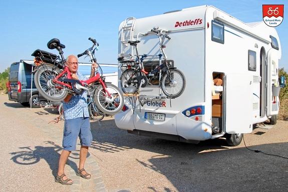 E-Bikes für Wohnmobile – Vitali E-Klappräder einfach verladen bei E-Bike Mott Erhard Mott verlädt zwei leichte Vitali E-Klappräder auf den Heckträger eines Wohnmobils – ideal für E-Bikes am Wohnmobil