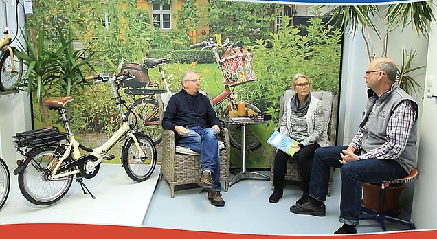 Ehepaar Kramp verbringen ihren Urlaub mit einem Camper Wohnwagen und 2 Vitali E-Falträder. Ehepaar Kramp verbringen ihren Urlaub mit einem Camper Wohnwagen und 2 Vitali E-Falträder.